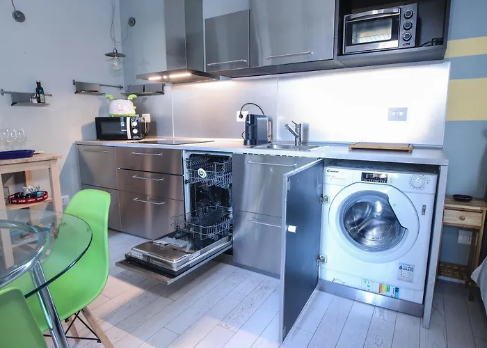 Central Apartment Close To Food And Shopping